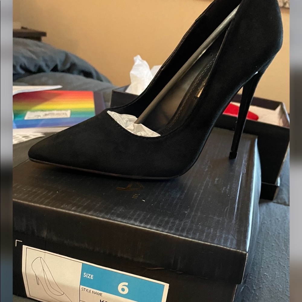 Size 6 Black Heels. Brand new never worn. ❤️ Bought from Boutique!